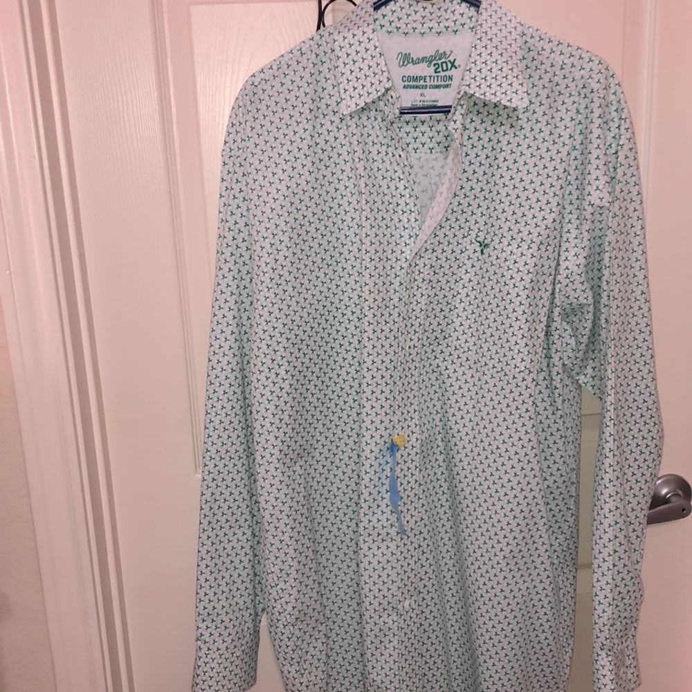 XL Men’s Wrangler Advanced Comfort Green/white  long sleeve like new!